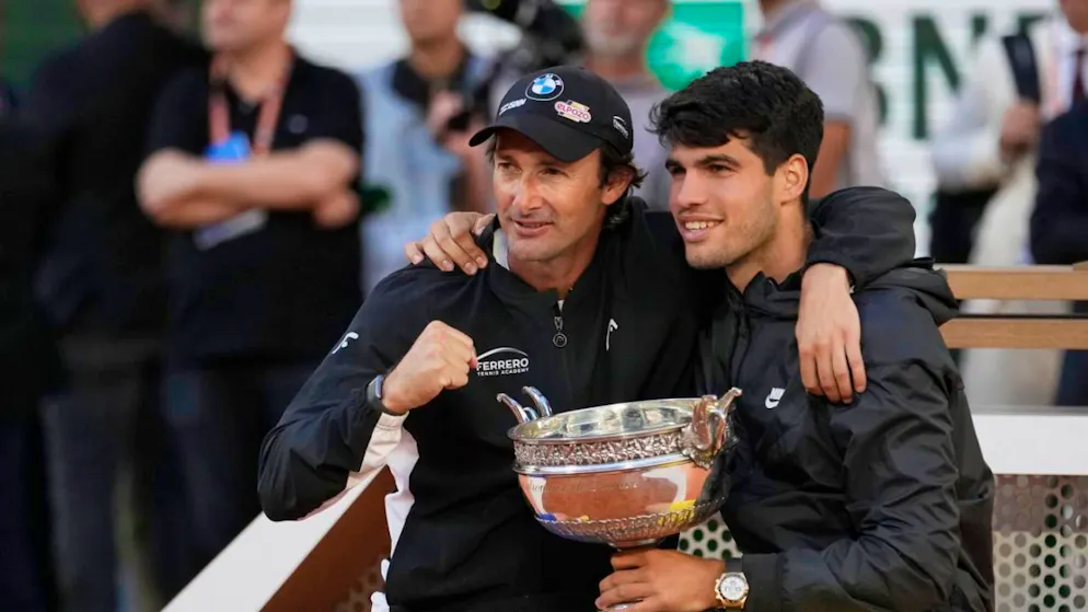 Carlos Alcaraz und sein langjähriger Coach Juan Carlos Ferrero posieren nach dem Triumph am French Open 2024