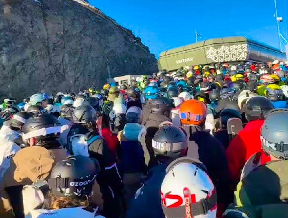 Sabato si è formata una lunga coda davanti a una seggiovia nelle Dolomiti.