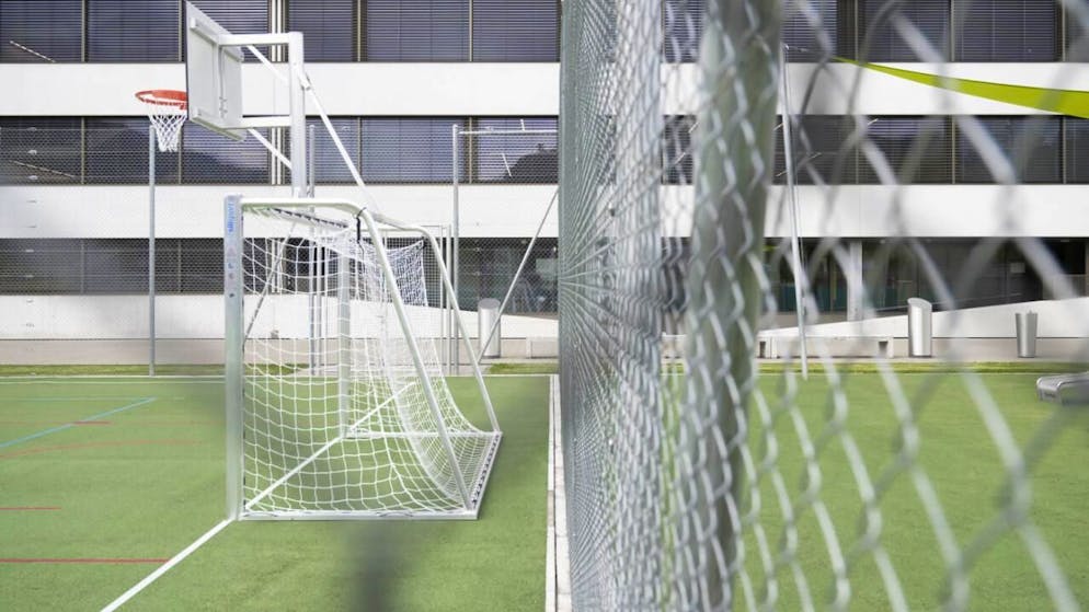 Der Aussenbereich des neuen Bundesasylzentrums Pasture im Tessin im Mai 2024. Das SEM betreibe derzeit über 30 Zentren mit gegen 8000 Unterbringungsplätzen in der ganzen Schweiz. (Archivbild)