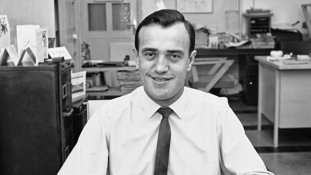 ARCHIV - Der Korrespondent der Associated Press, Peter Arnett, sitzt für ein Porträt in Kuala Lumpur, Malaysia, am 18. März 1963. Reporterlegende Peter Arnett ist im Alter von 91 Jahren in Kalifornien gestorben. Foto: Uncredited/AP/dpa