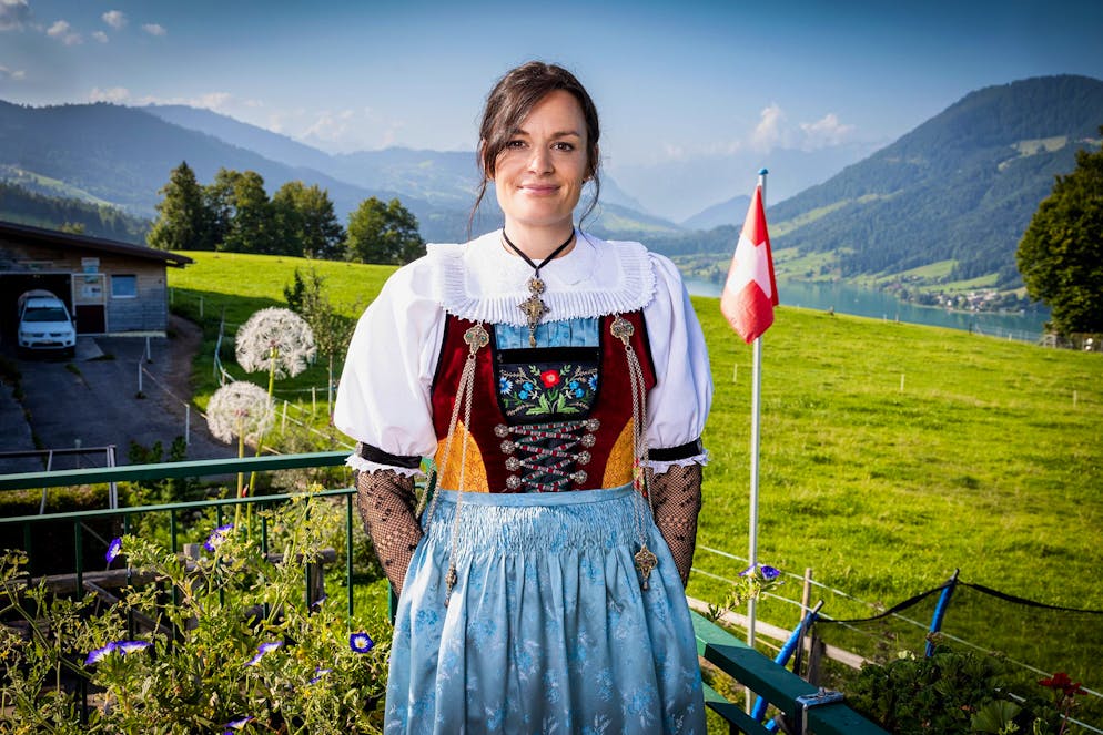 «Landfrauenküche 2025»: Zu Besuch bei Siegerin Irène Meier aus Alosen ZG. Irène Meier aus Alosen bei Oberägeri (ZG) begeisterte die Landfrauen mit ihrem fantasievollen Menü und der gemütlichen Atmosphäre im liebevoll dekorierten Wöschhüsli. Die gelernte Lehrerin überzeugte mit Kreativität, Liebe zum Detail und einer besonderen Portion Charme.