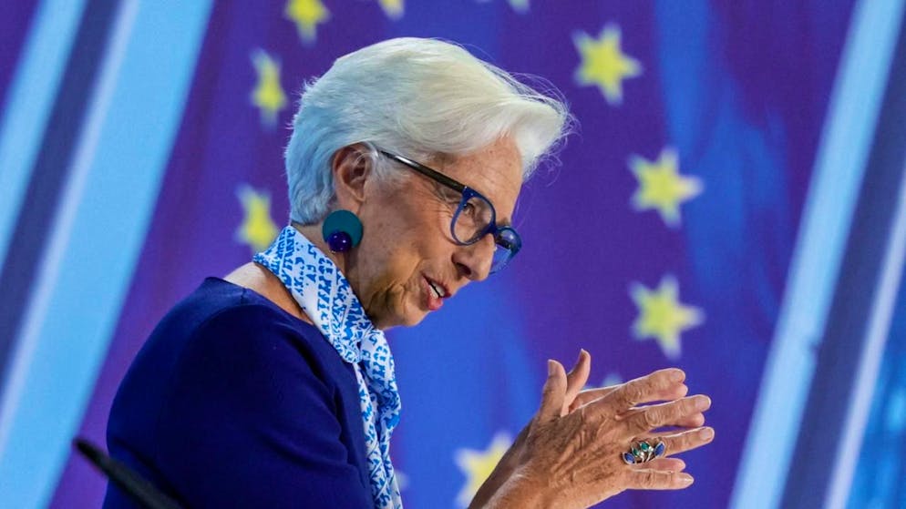 Die Europäische Zentralbank (EZB) und Direktorin Christine Lagarde tasten die Leitzinsen in ihrer letzten Sitzung in diesem Jahr erneut nicht an. Der Einlagenzins bleibt bei 2 Prozent.(Archivbild)