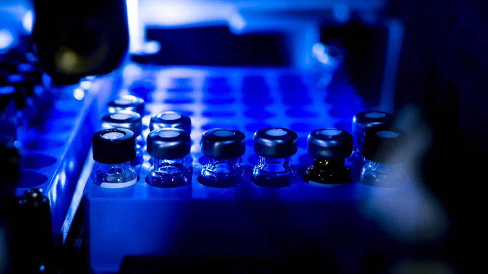 Des flacons en cours d'analyse dans une machine du Laboratoire suisse d'analyse du dopage. (Illustration).