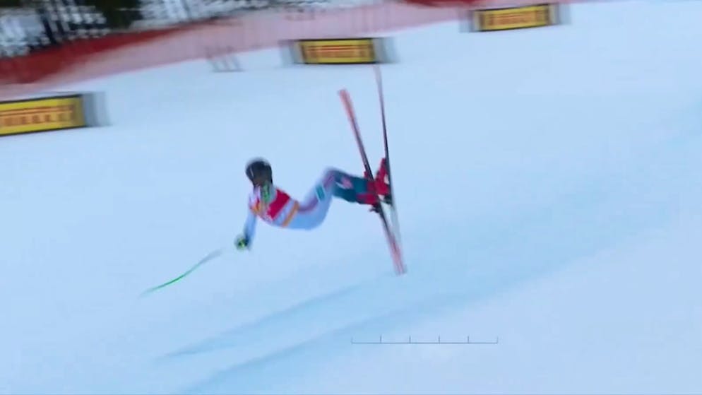 Mit Helikopter abtransportiert. Möller kommt bei Sprung ins Trudeln und stürzt heftig