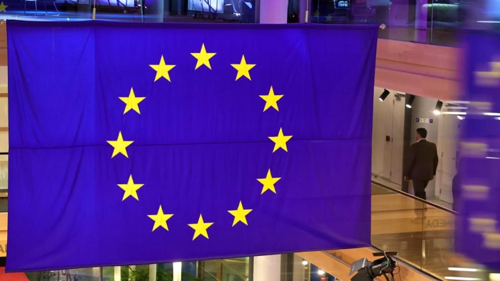 Die EU will, dass Verbraucher ihr Geld investieren, statt es aufs Sparbuch zu legen. Neue Regeln sollen dabei helfen. (Archivbild)