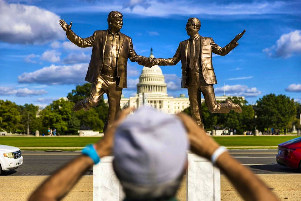 Donald Trump et Jeffrey Epstein se tiennent la main en tant que statues : une installation artistique appelée "Best Friends Forever" en octobre à Wahington D.C..