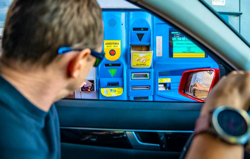 Il sistema è strettamente regolamentato e si basa su due criteri: la distanza percorsa e il tempo perso. Si applicherà a tutti gli utenti delle autostrade italiane, compresi gli stranieri in vacanza. (Illustrazione)