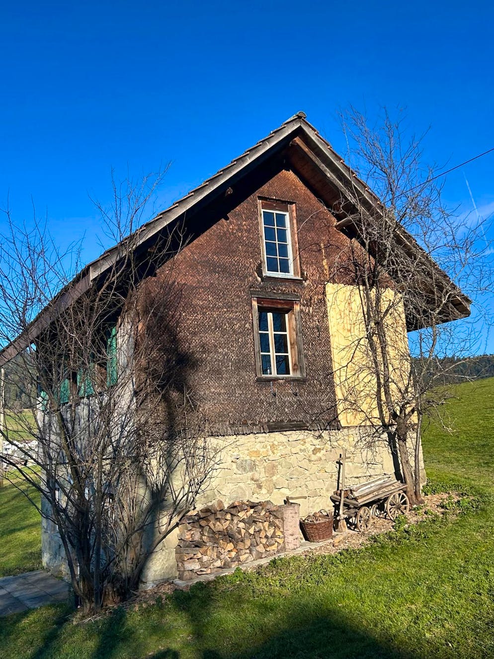 «Landfrauenküche 2025»: Zu Besuch bei Siegerin Irène Meier aus Alosen ZG. Im Wöschhüsli der Familie bewirtete Irène Meier ihre Landfrauen-Kolleginnen aus der ganzen Schweiz. Das Häuschen wurde früher für den Waschtag benutzt, war aber auch Militärkantine und diente auch schon zum Schlachten, Fleischräuchern und Schnaps brennen.