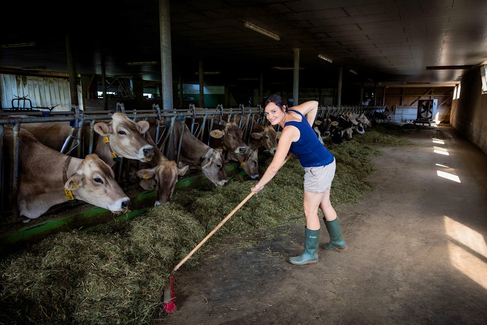 «Landfrauenküche 2025»: Zu Besuch bei Siegerin Irène Meier aus Alosen ZG. Die vierfache Mutter ist auf einem Hof in der Nähe aufgewachsen und packt auch an. Zudem ist sie vier halbe Tage die Woche Grundschullehrerin in Öberägeri ZG. Meier: «Ich liebe den Umgang mit den Kindern und das Kreative im Job.»
