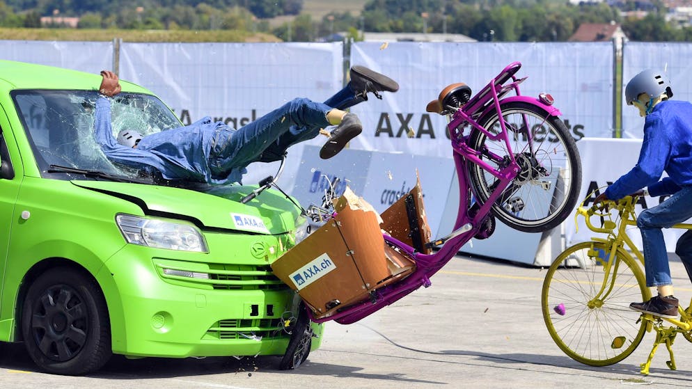 Frontalcrash mit Cargobike: Die Simulation mit einem Crashtest-Dummy zeigt, welche Folgen ein Unfall haben könnte.