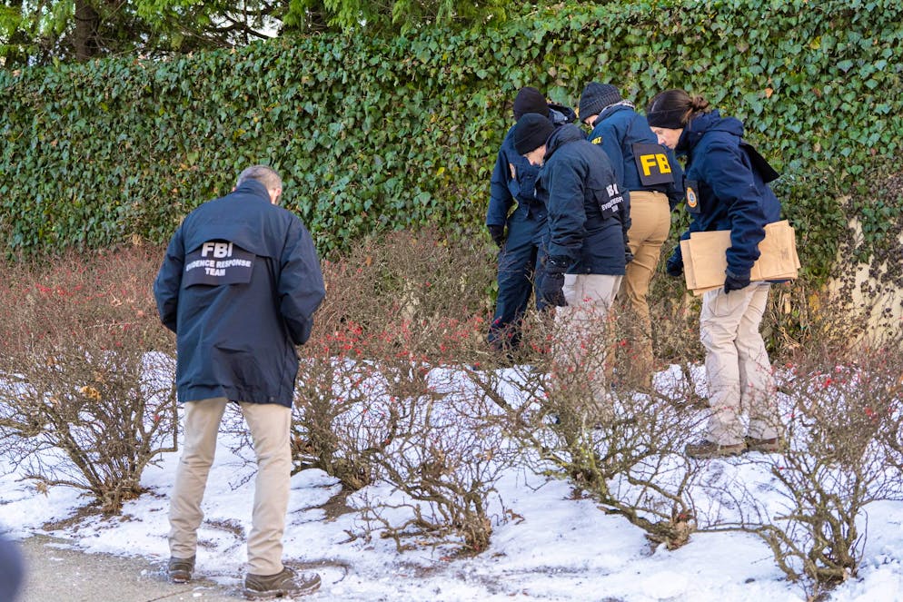 epa12595320 Des agents du FBI enquêtent sur des bâtiments bouclés près du bâtiment Barus and Holley à l'université Brown à Providence, Rhode Island, États-Unis, le 15 décembre 2025. 