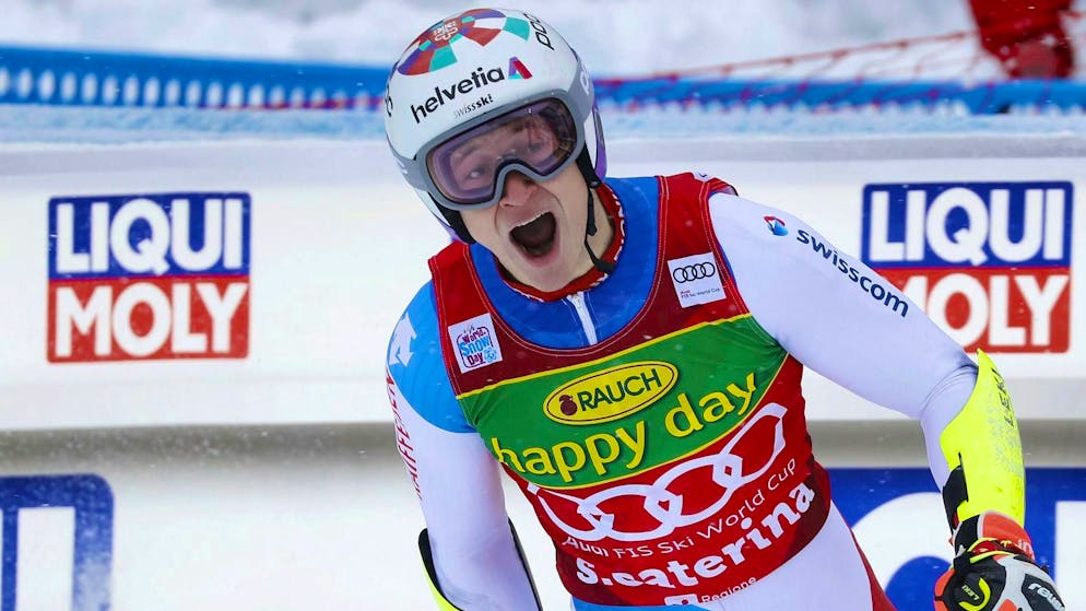 Marco Odermatt festeggia la sua prima vittoria in slalom gigante in Coppa del Mondo nel dicembre 2020.