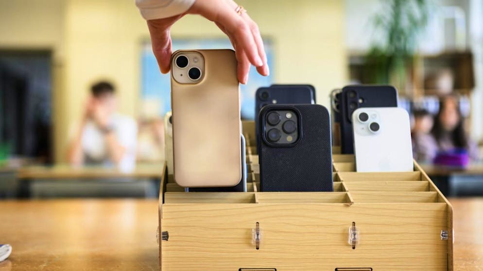 Les élèves de l'école obligatoire fribourgeoise subiront bientôt un tour de vis dans l'usage déjà réglementé de leurs téléphones portables (photo d'illustration).