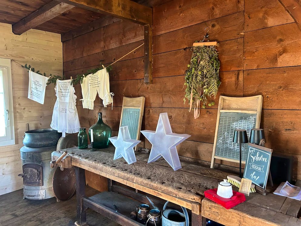 «Landfrauenküche 2025»: Zu Besuch bei Siegerin Irène Meier aus Alosen ZG. Alles wurde mit viel Liebe von Irène Meier dekoriert. Mit einigen antiken Objekten aus dem Hüsli.