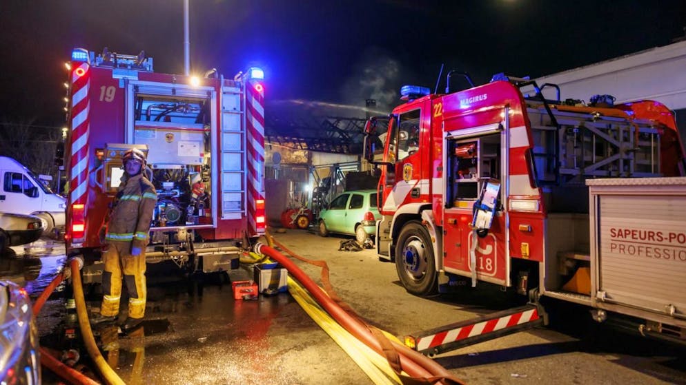 Le Service d'incendie et de secours de Genève est intervenu dans un immeuble de la route de Suisse à Versoix pour un feu survenu dans les combles (photo d'illustration).