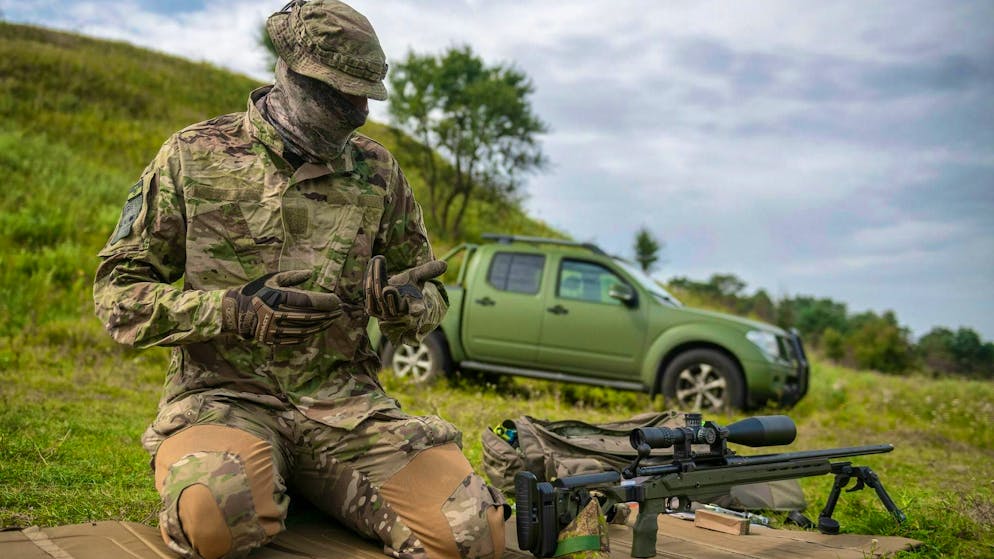 Sniper during a training session outside Kiev: a Swiss mercenary was sentenced for the first time. (symbolic image)
