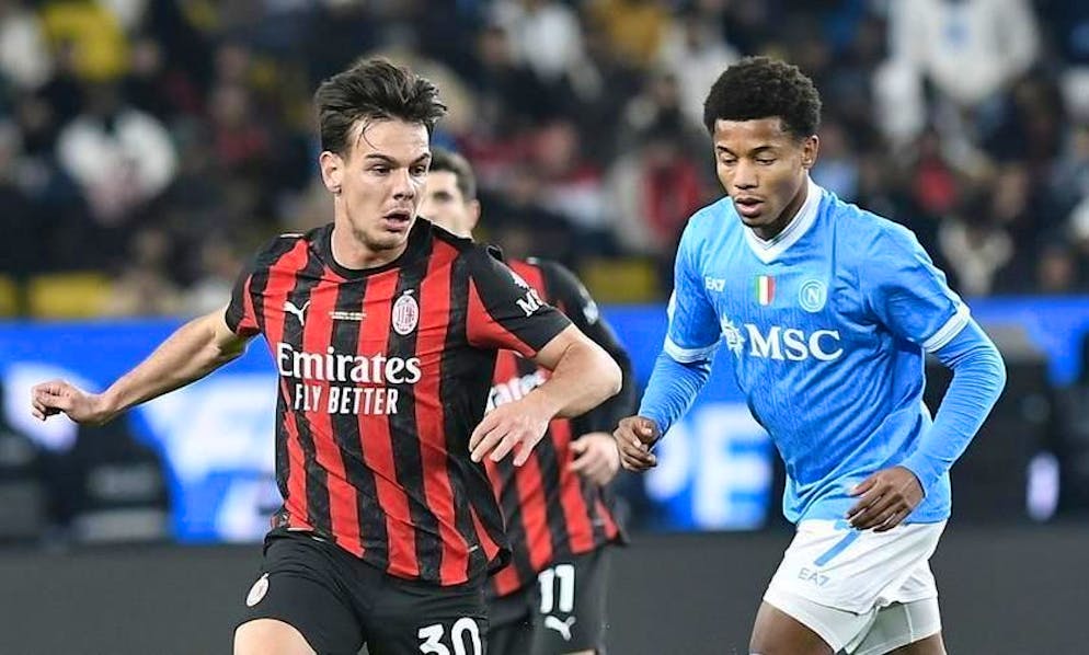 Il centrocampista elvetico sfugge a Neres, autore del primo gol dei partenopei