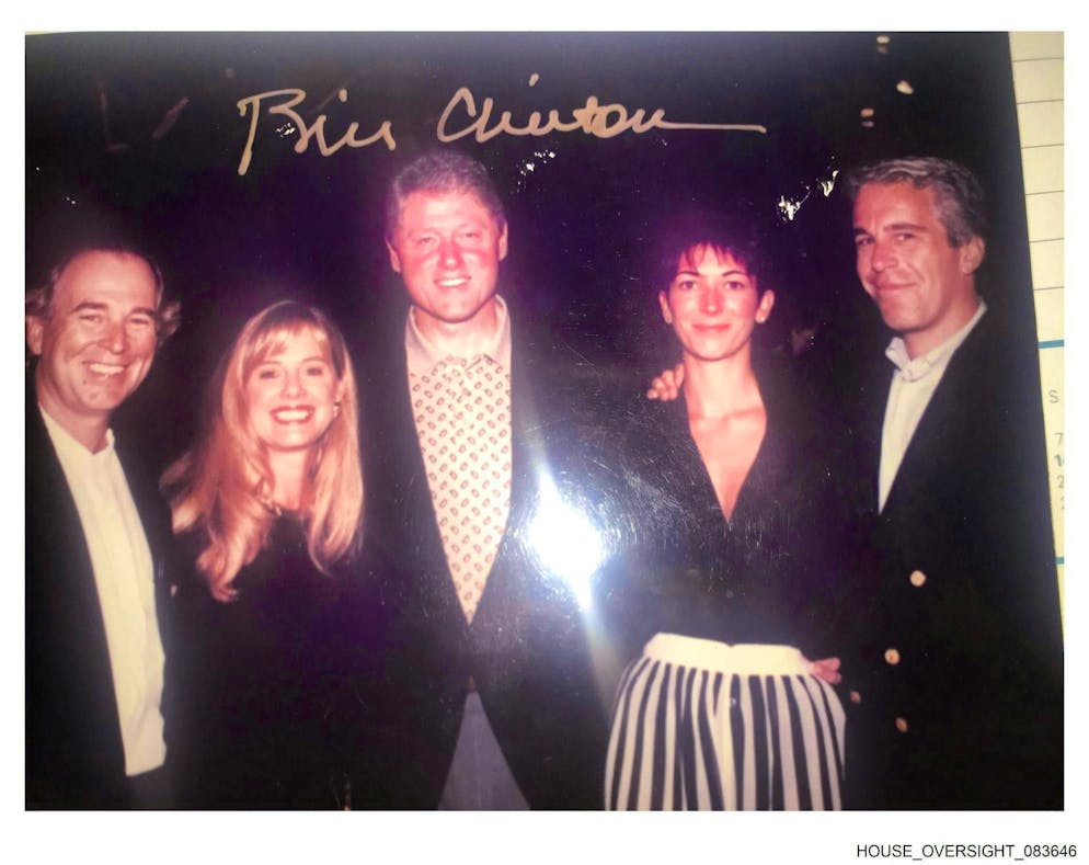 Pas de visite sur l'île des pédophiles : Bill Clinton (au centre) avec Ghislaine Maxwell et Jeffrey Epstein (à droite).