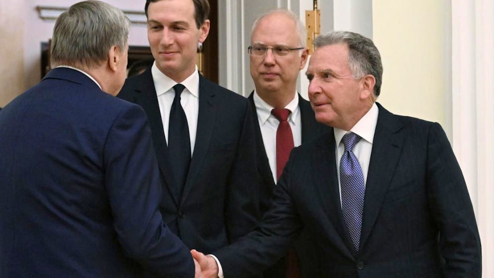ARCHIV - Dieses von der staatlichen russischen Nachrichtenagentur Sputnik über AP zur Verfügung gestellte Foto zeigt den US-Sondergesandten Steve Witkoff (r), der vom außenpolitischen Berater des russischen Präsidenten, Juri Uschakow (l), begrüßt wird. Foto: Kristina Kormilitsyna/Sputnik, Kremlin Pool via AP/dpa - ACHTUNG: Nur zur redaktionellen Verwendung und nur mit vollständiger Nennung des vorstehenden Credits