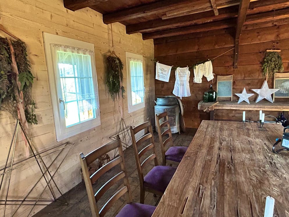 «Landfrauenküche 2025»: Zu Besuch bei Siegerin Irène Meier aus Alosen ZG. Familie Meier hat den Raum in der mittleren Etage mit viel Liebe zum Dekor und Details zum herzigen Esszimmer umgestaltet. 