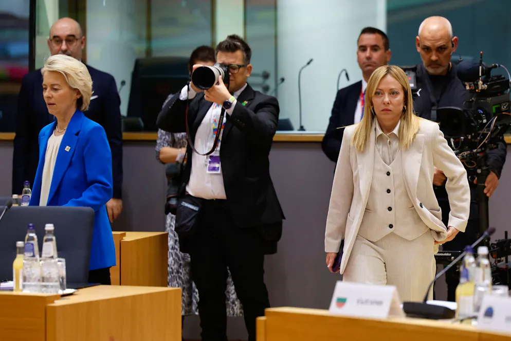 Il presidente della Commissione europea Ursula von der Leyen (sinistra) e il primo ministro italiano Giorgia Meloni (destra)