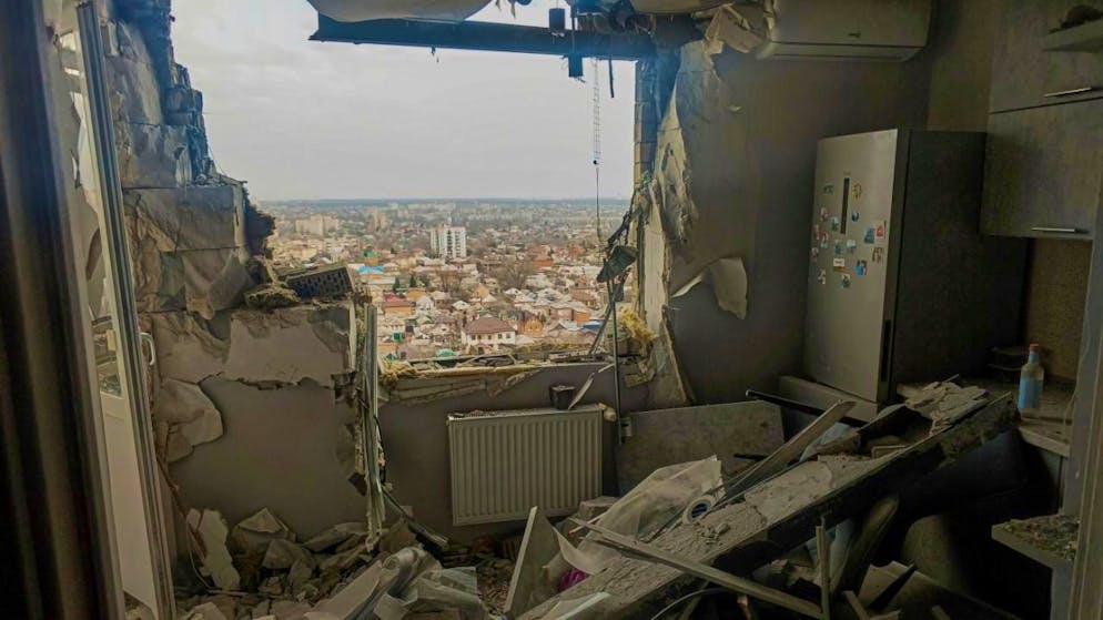 ARCHIV - Blick aus der beschädigten Wohnung in einem Wohnhaus nach dem Angriff einer ukrainischen Drohne in Rostow am Don, Russland. Foto: Uncredited/AP/dpa