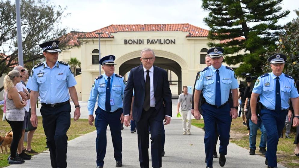 Incitation à la haine: le Premier ministre australien Anthony Albanese (au centre de la photo) a annoncé que son pays allait serrer la vis.