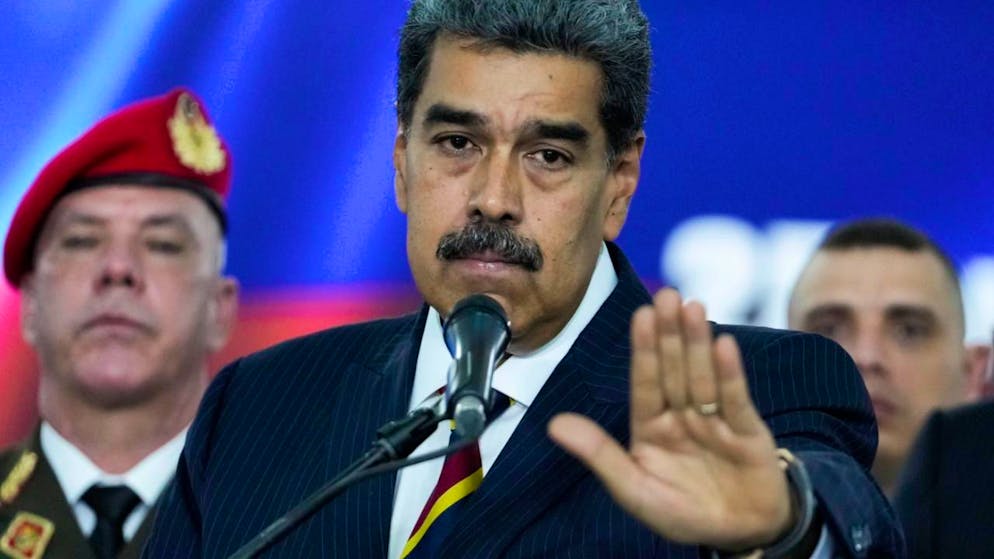 ARCHIV - Der venezolanische Präsident Nicolás Maduro spricht vor Journalisten, bevor er den Obersten Gerichtshof verlässt. Foto: Matias Delacroix/AP/dpa