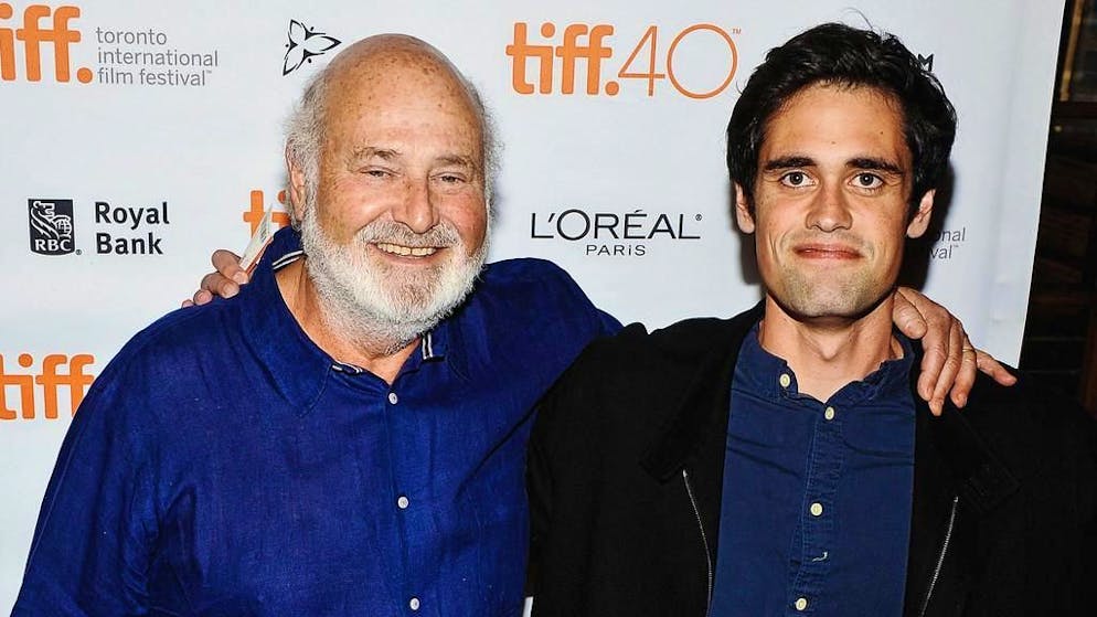 Stati Uniti. Nick Reiner compare in tribunale per l'uccisione dei genitori con una tunica anti-suicidio