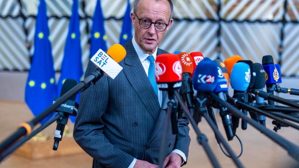 dpatopbilder - Bundeskanzler Friedrich Merz (CDU) kommt zu der ersten Arbeitssitzung beim EU-Gipfel. Topthema ist die Frage, ob künftig in der EU eingefrorene Vermögenswerte der russischen Zentralbank zur Unterstützung der Ukraine genutzt werden können. Foto: Michael Kappeler/dpa