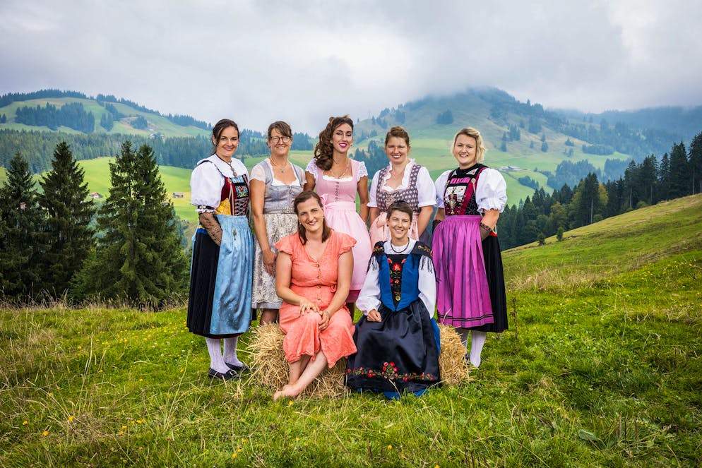 «Landfrauenküche 2025»: Zu Besuch bei Siegerin Irène Meier aus Alosen ZG. In der 19. Staffel der beliebten TV-Show «SRF bi de Lüt – Landfrauenküche» kochten gegeneinander an: Irène Meier, Karin Landolt, Corina Kohler, Milena Knutti, Lorena Röösli (hinten v.l.), Stefanie Hitz-Leuenberger, Rahel Margreth (vorne v.l.).