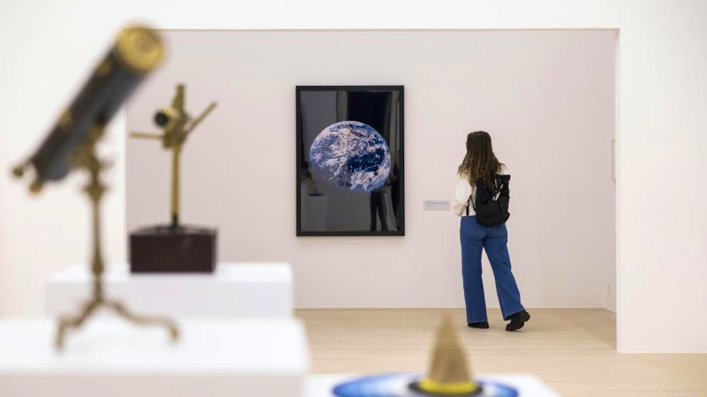 «Racines», la nouvelle exposition de la Fondation Opale à Lens (VS) - Gallery. L'exposition entend interroger nos origines et notre rapport au monde. La collection de Garance Primat comprend d'ailleurs aussi des objets scientifiques.