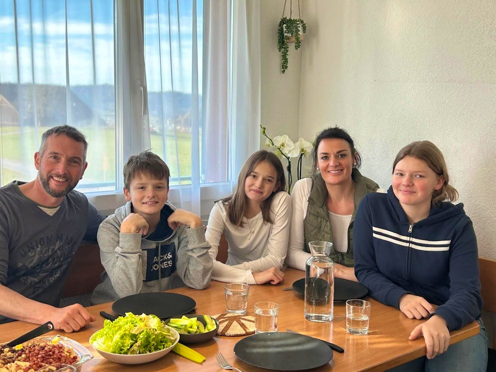 «Landfrauenküche 2025»: Zu Besuch bei Siegerin Irène Meier aus Alosen ZG. blue News hat die «Landfrauen»-Siegerin zu Hause auf dem Hof besucht und mit ihr und ihrer Familie Zmittag gegessen. Am Tisch sitzen Papi Pirmin, Kilian, Elena, Mutter Irène und Lara (v.l.n.r). Der älteste Sohn Patrick (17) fehlt, er absolviert eine Lehre zum Zimmermann und isst oft auswärts.