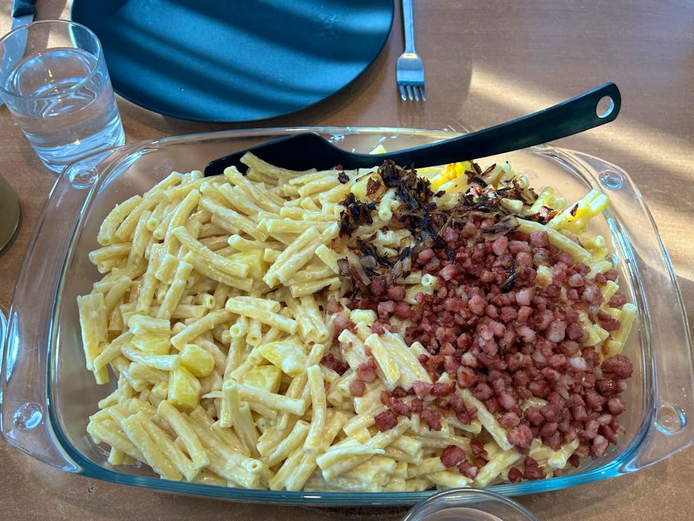 «Landfrauenküche 2025»: Zu Besuch bei Siegerin Irène Meier aus Alosen ZG. Landwirtin und Lehrerin Irène Meier kocht unter der Woche schnelle Rezepte für den Mittagstisch, zum Beispiel feine Älplermagronen mit Apfelmus, Salat und Gemüse.