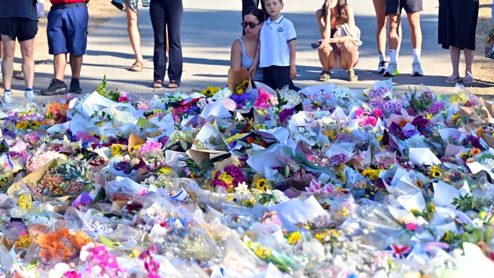 Memoriale di fiori a Bondi Beach dopo l'attacco del 14 dicembre.