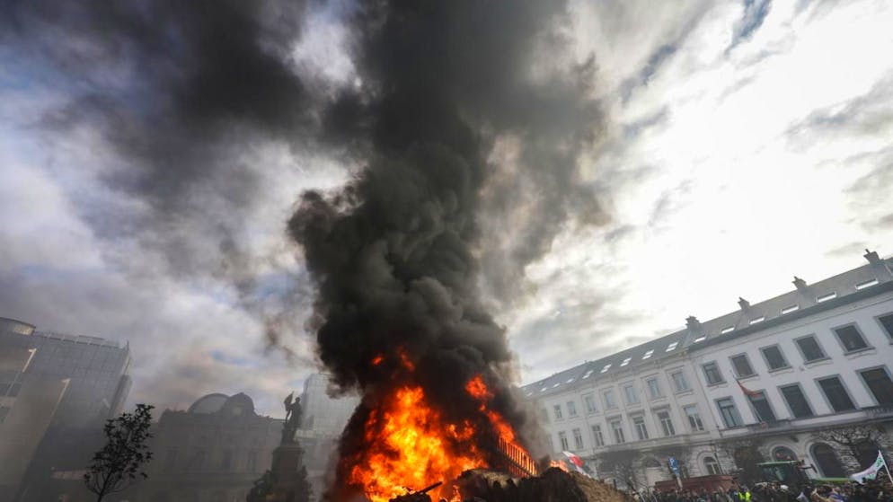 Jeudi à Bruxelles, en marge du sommet européen entre chefs d'Etat et de gouvernement, des milliers d'agriculteurs sont venus faire entendre leur colère. Pneus en feu, jets de pommes de terre et de projectiles auxquels ont répondu des canons à eau et des tirs de gaz lacrymogènes de la police.
