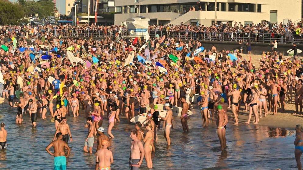 Surfers et nageurs ont rendu hommage aux victimes de l'attentat de Bondi, vendredi, à la plage de Bondi.