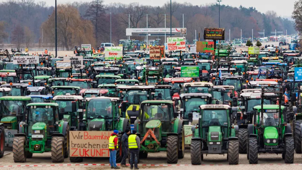 Unione Europea. Trattori in marcia sulle strade di Bruxelles per protestare contro bilancio e Mercosur