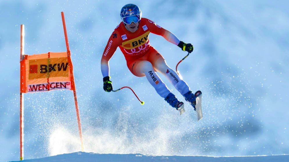 Marco Odermatt conquista il suo primo trionfo in discesa libera in Coppa del Mondo davanti al pubblico di casa a Wengen.