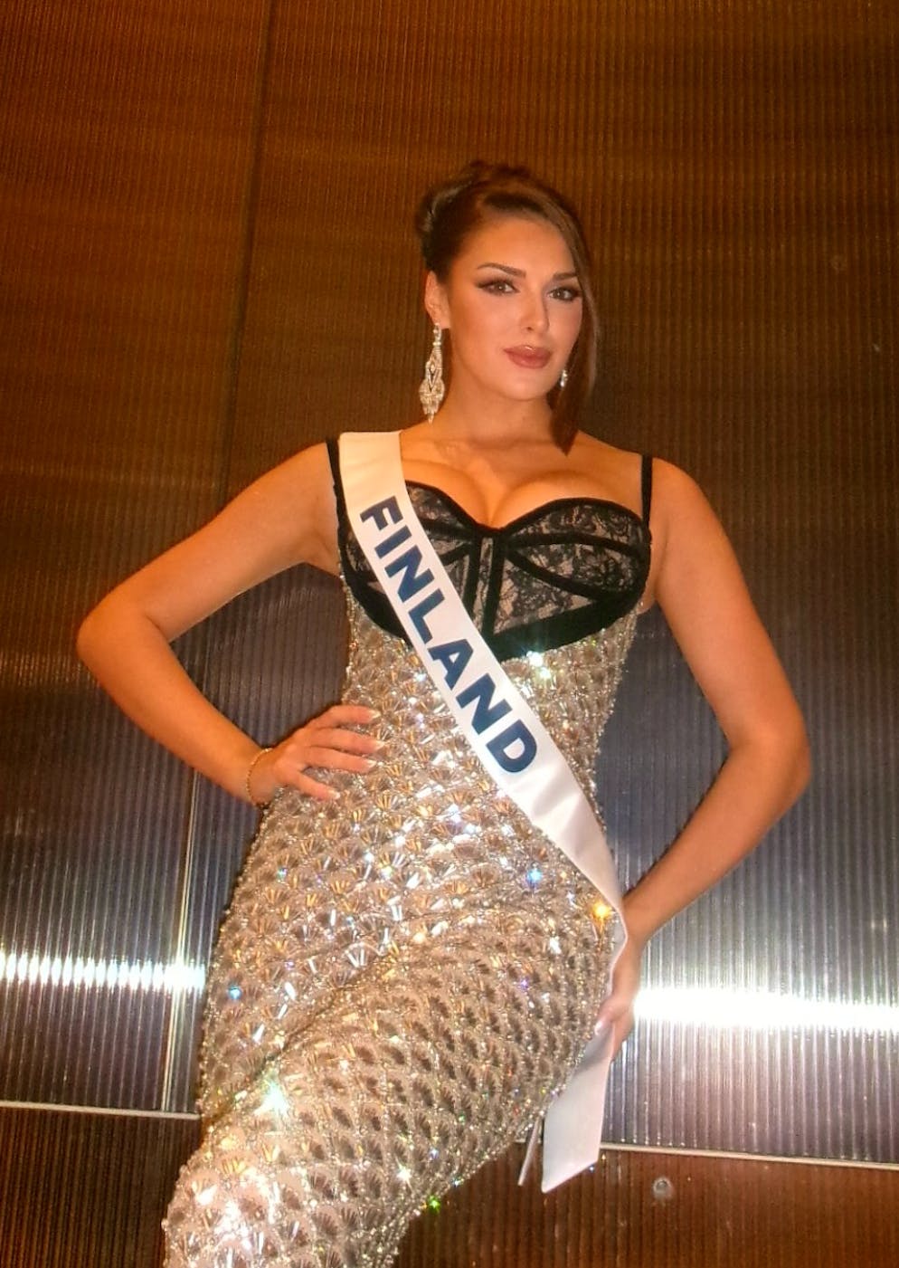 Die amtierende Miss Finnland, Sarah Dzafce, ist ihren Titel und ihre Krone los.