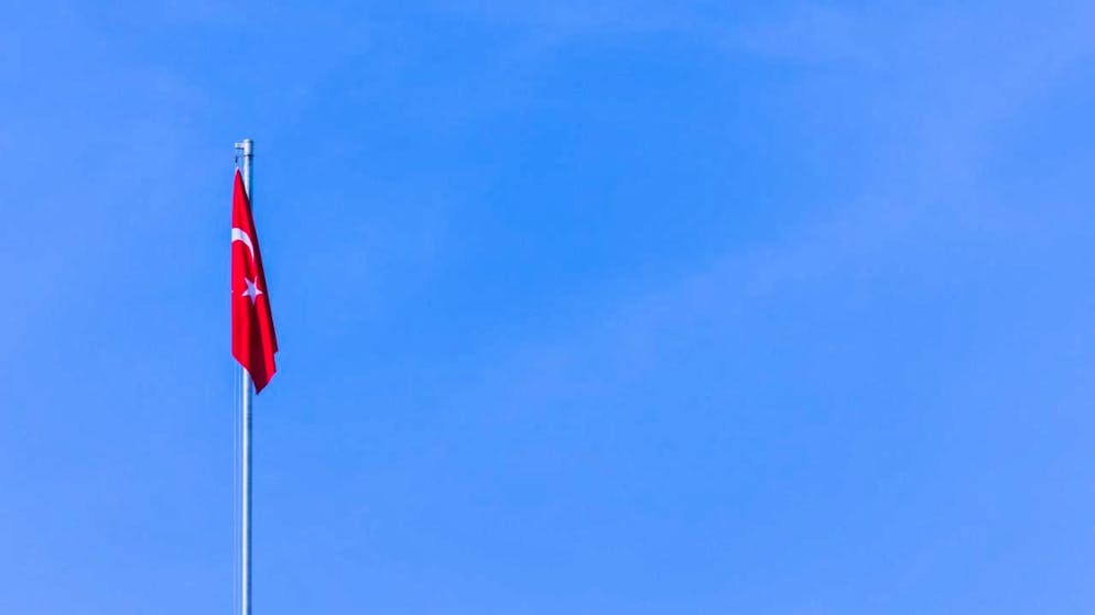 ARCHIV - Die Türkische Flagge weht am Türkischen Generalkonsulat zu Beginn der Wahlen für die Parlaments- und Präsidentenwahl 2024 in der Türkei. Foto: Rolf Vennenbernd/dpa
