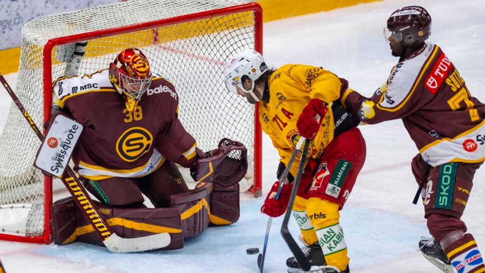 Lausanne fait plier Ajoie, Genève manque sa reprise - Gallery. Stéphane Charlin (à gauche) et Genève-Servette sont tombés sur un os: Langnau.