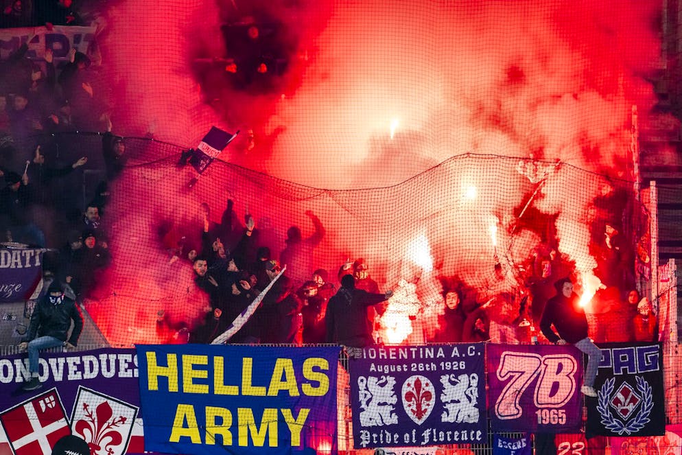 Già nel primo tempo, dei fumogeni si sono accesi nel settore ospiti.