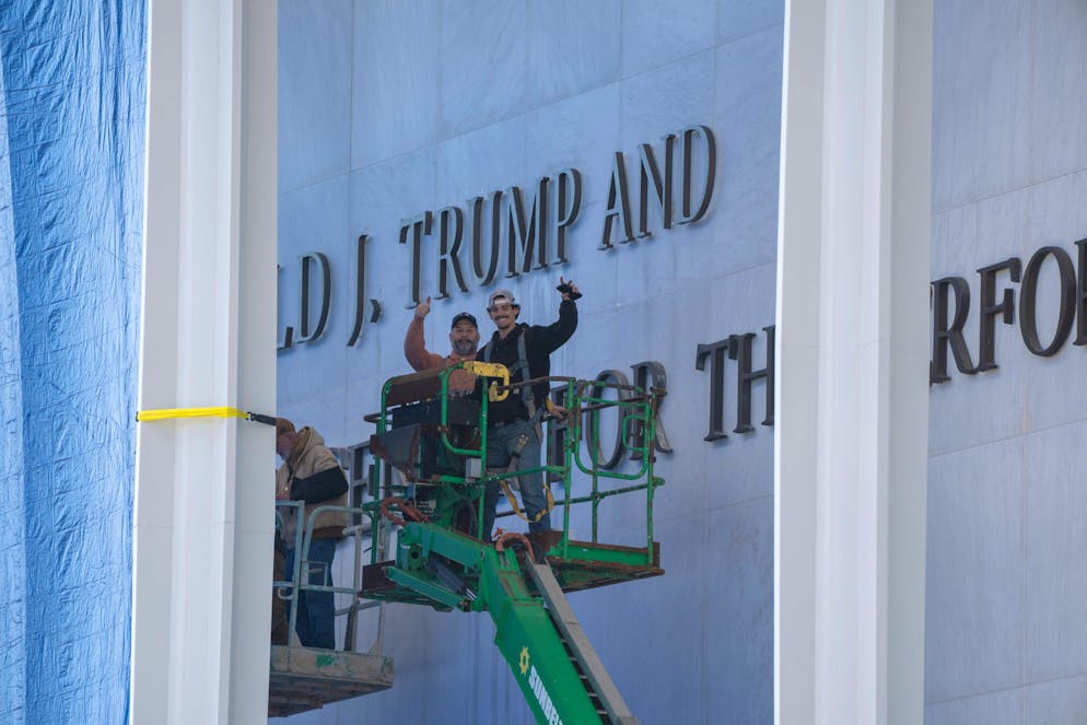 Arbeiter bringen am 19. Dezember 2025 den Namen «Donald J. Trump» am Kennedy Center for the Performing Arts in Washington, D.C. an.