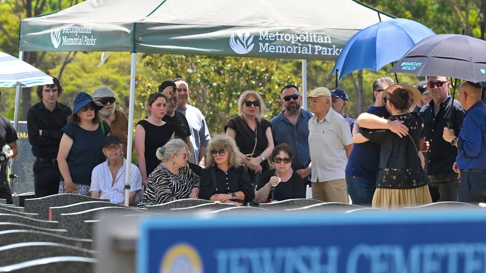 Trauernde bei der Beerdigung eines der Opfer des Terroranschlags am Bondi Beach. (19. Dezember 2025)
