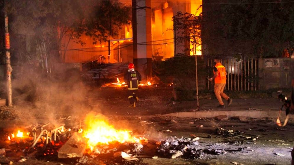 Protesters set fire to offices in Dhaka. Photo: Abu Sufian Jewel/ZUMA Press Wire/dpa