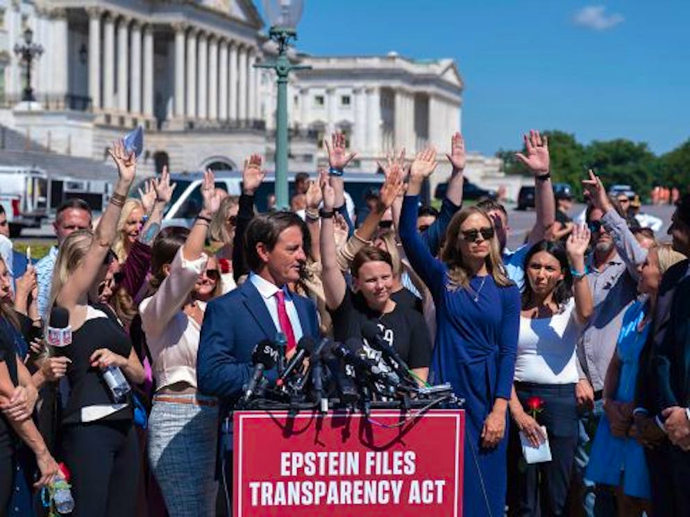 Missbrauchsopfer von Millionär Epstein und seiner Komplizin Maxwell bei einer Pressekonferenz vor dem US-Kapitol. (Archiv)
