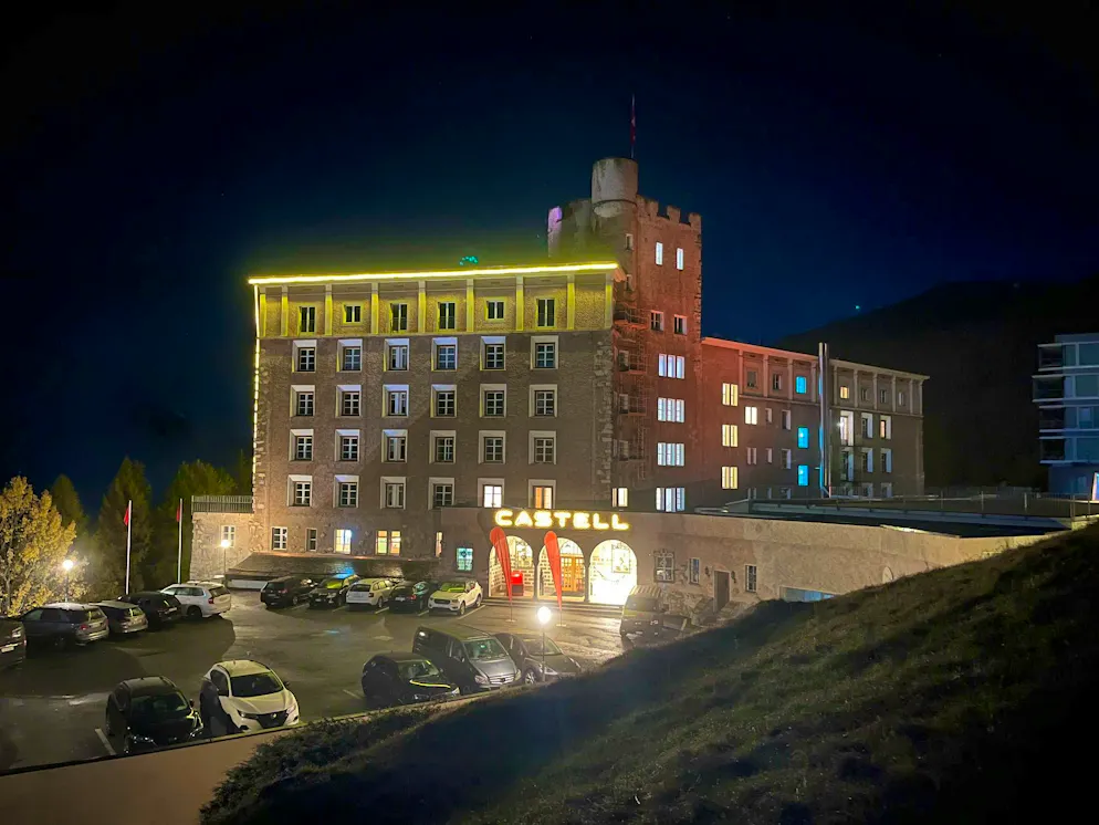 The Hotel Castell in Zuoz GR, built in 1912, will temporarily cease operations from March 2026.