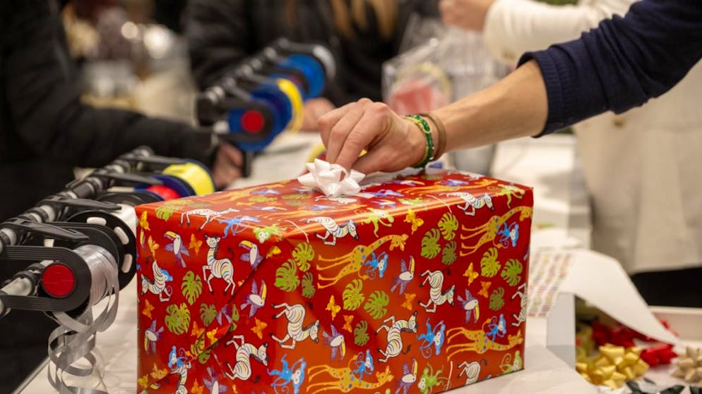 Es sieht düster aus für Weihnachtsgeschenke: Die Deutschen halten ihr Geld zusammen wie seit der Finanzkrise nicht mehr. Das Konsumklima ist am Boden. (Archivbild)