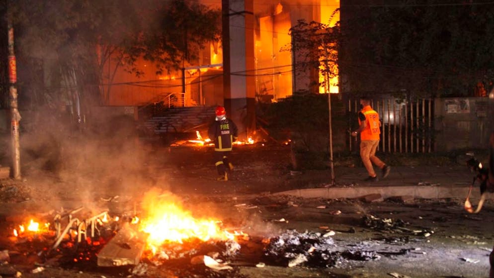 Demonstranten legen in Dhaka Feuer. Foto: Abu Sufian Jewel/ZUMA Press Wire/dpa